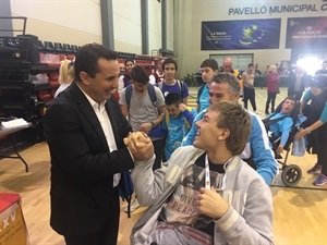 Bernabé Cano, alcalde de La Nucía, saludando a uno de los participantes del Colegio Gargasindi de Calpe