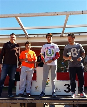 Batigas con su camiseta de campeón autonómico en el Trial de La Nucía, junto a Sergio Villalba, concejal de Deportes