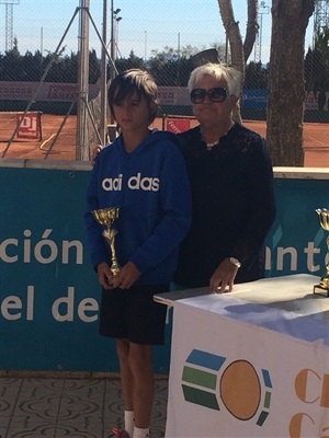 Luka Van Geel con su trofeo de subcampeón del Torneo