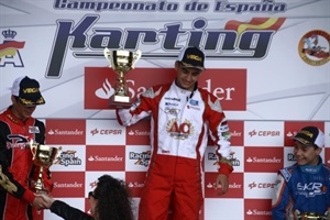 Carlos Saval en lo más alto del podium celebrando su título nacional de Karting Junior