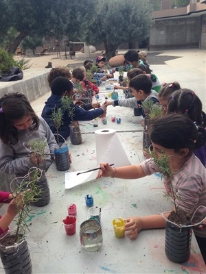 Los escolares polopinos en el CEM Captivador realizando el Taller de Reciclaje