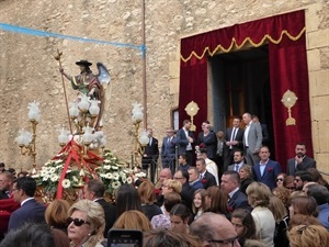 Salida del Arcángel "Sant Rafel" de la Iglesia tras la misa por el copatrón de La Nucía
