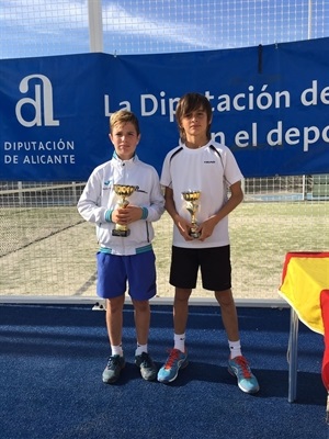 Christián Hernández (izq), campeón del torneo y el tenista nuciero Luka Van Geel (dcha) con su trofeo de subcampeón