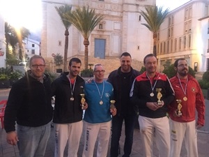 Equipo de Miramar ganador del torneo campeón dle torneo junto a Sergio Villalba, concejal de Deportes