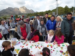 Bernabé Cano, alcalde de La Nucía y Beatiz Pérez-Hickman, concejala de Bienestar Social visitando uno de los talleres de actividades del IX Día de la Infancia