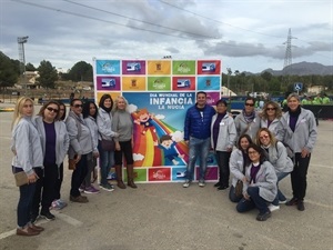 Todas las voluntarias del IX Día de la Infancia junto a Bernabé Cano, alcalde de La Nucía y Beatriz Pérez-Hickman, concejala de Bienestar Social
