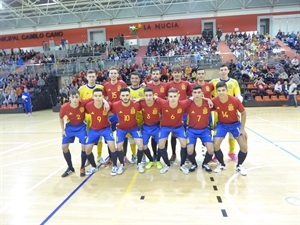 Formación de la selección española antes del encuentro en el Pabellón Municipal Camilo Cano
