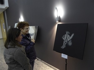 Dos mujeres mirando el cuadro "365 días" de Elena Pérez, que recibió una de las menciones especiales del jurado