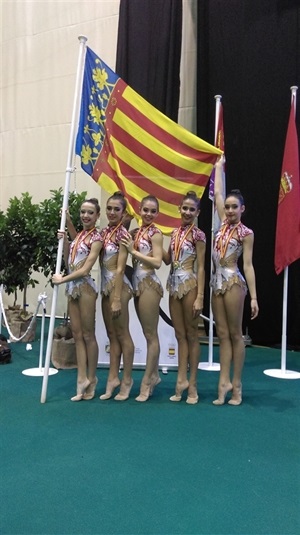 El conjunto júnior compuesto por Marina Moreno, Patricia Riera, Marta Curtis, Celia Cuevas y Dafne Romero consiguió la medalla de bronce en Murcia