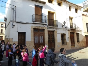 En el carrer Cupet de La Nucía durante la visita escolar por el casco antiguo de La Nucía