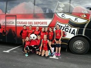 El equipo infantil del C.V. La Nucía viajó a Biar junto a su "mascota"