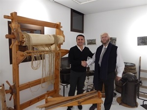 Bernabé Cano, alcalde de La Nucía agradeciendo la donación del telar a MIguel Piiñeiro