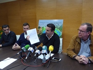 Bernabé Cano, alcalde de La Nucía, mostrando el informen favorable de la Generalitat Valenciana para la construcción de la Pista de Atletismo