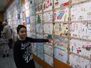 Álex Bernal, ganador en tercer ciclo de primaria, junto a su dibujo