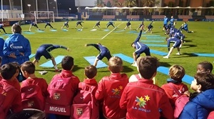 Decenas de niños presenciaron el entrenamiento del Schalke 04 en la Ciutat Esportiva Camilo Cano