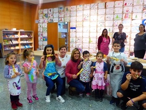 María Jesús Jumilla, concejala de Juventud, participó en el taller junto a numerosos niños