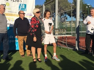 El tenista nuciero Luka Van Geel con su trofeo de campeón junto a Digna Peinado, delegada provincial de Alicante de la Federación