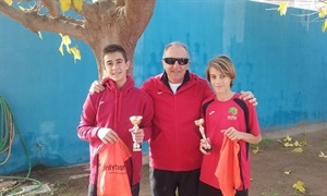 Antonio Ivorra (dcha) con su trofeo de subcampeón junto a José Navarrete, campeón del torneo