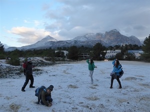 Los escolares del Colegio Muixara jugando con la nieve antes de entrar al centro escolar