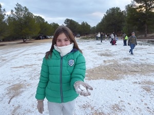 Los niños y niñas de La Nucía han disfrutado de la poca nieve caída en el municipio