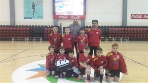 El alevín "A" del Sporting Fútbol Sala junto a su entrenador y Sergio Villalba, concejal de Deportes