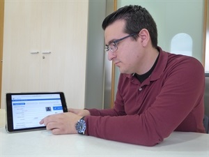 Pepe Cano, concejal de Nuevas Tecnologías, utilizando el nuevo Portal de Licitación Electrónica del Ayuntamiento de La Nucía