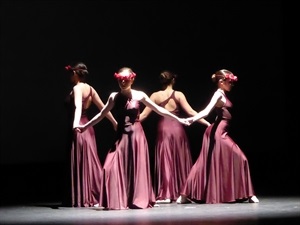 Escuela de Danza de La Nucía en una de sus actuaciones esta noche