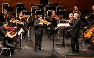 El Solista Manuel Serrano demostró su virtuosismo en la pieza "Invierno" de Vivladi.