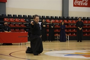 En la imagen uno de los maestros Iaido realiza una "kata"