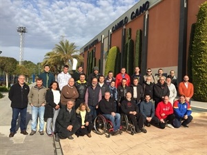 Foto de grupo de los 31 entrenadores que participaron en el Curso de Tiro con Arco Recurvo en la Ciutat Esportiva Camilo Cano