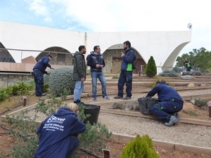 Bernabé Cano, alcalde de La Nucía, viendo los trabajos de jardinería del Taller de Empleo en el CEM Captivador