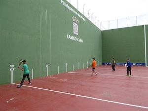 El frontón de la Ciutat Esportiva acogió los partidos de la quinta jornada del circuito de Juegos Escolares de frontenis