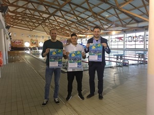 Sergio Villalba, concejal de Deportes, y Nano Pelayo, coordinador Piscina Climatizada, junto con el responsable de la empresa Aquafungames