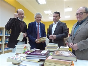 Miguel Llopis ha donado 70 libros a la Bilbioteca de Caravana por su décimo aniversario