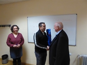 Bernabé Cano, alcalde de La Nucía, entrega un detalle a Peter Bethe, profesor de alemán, por su labor altruista en la Escuela de Adultos