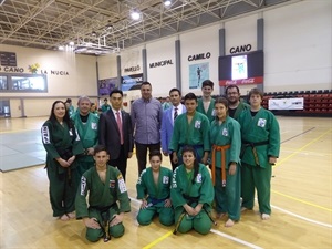 Sergio Villalba, concejal de Deportes, junto al Maestro Lee y el resto de representantes nucieros que consiguieron 21 medallas