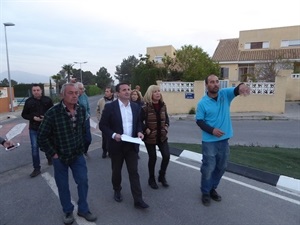 Los vecinos y el alcalde de La Nucía durante su visita a la Urb. Kristal