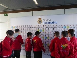 Los jugadores nucieros visitando la Ciudad Deportiva de Valdebebas del Real Madrid