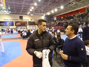 El olímpico Jesús Tortosa conversando con Bernabé Cano, alcalde de La Nucía