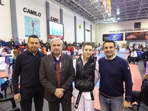 Lidia Sáncez, subcampeona sub 21 de Taekwondo junto a Jesús Castellano, pte F. E. Taekewondo, Bernabé Cano, alcalde de La Nucía y Sergio Villalba, concejal de Deportes