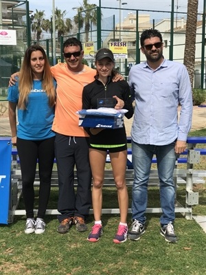 Lucía Llinars con su trofeo de campeona junto a la finalista Andrea Redondoe