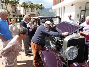 Ramón Montero enseñando el motor de su Hispano Suiza