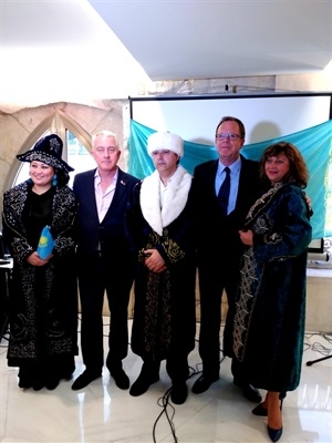 Bart Gommans, concejal de Residentes Extranjeros de La Nucía, junto a Juan Fco. Coronatti, Cónsul honorario de la República de Kazajstán y Björn Sandström, cónsul de Suecia
