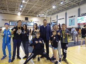 Sergio Villalba, concejal de Deportes, posó junto a todos los campeones nucieros, liderados por su entrenadora, Eva María Naranjo