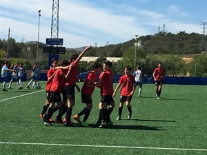 Álvaro Kindem dedicando a la grada el primer gol del Infantil "A" ante el Kelme