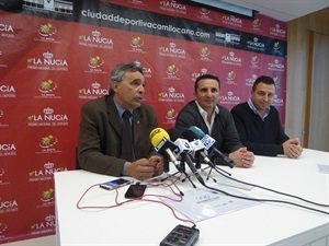 Ricardo Leiva, Dtor. deportivo del COE acudió a la rueda de prensa de presentación junto a Bernabé Cano, alcalde de La Nucía y Sergio Villalba, concejal de Deportes