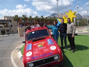 El "Pekecars Team" con Bea Carrión y Jacinto Llorens, junto al concejala Pepe Cano, antes de partir rumbo a Marruecos