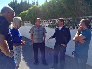 Los vecinos de Urb. Danpark conversando con Bernabé Cano, alcalde de La Nucía
