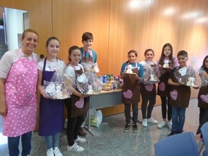 Los jóvenes solidarios posaron con su conejo de pascua y los alimentos donados