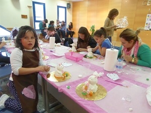 Un total de 22 niños y adolescentes participaron en el taller de conejo de pascua